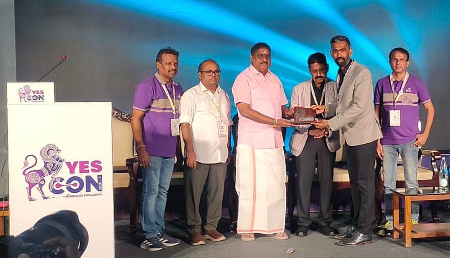 Selva Kumar, Founder of 123 Total Web Solution, receiving a Memento of Appreciation from Puducherry Commerce and Industries Minister A. Namassivayam at YESCON 2025 / YESMARKT 2025.